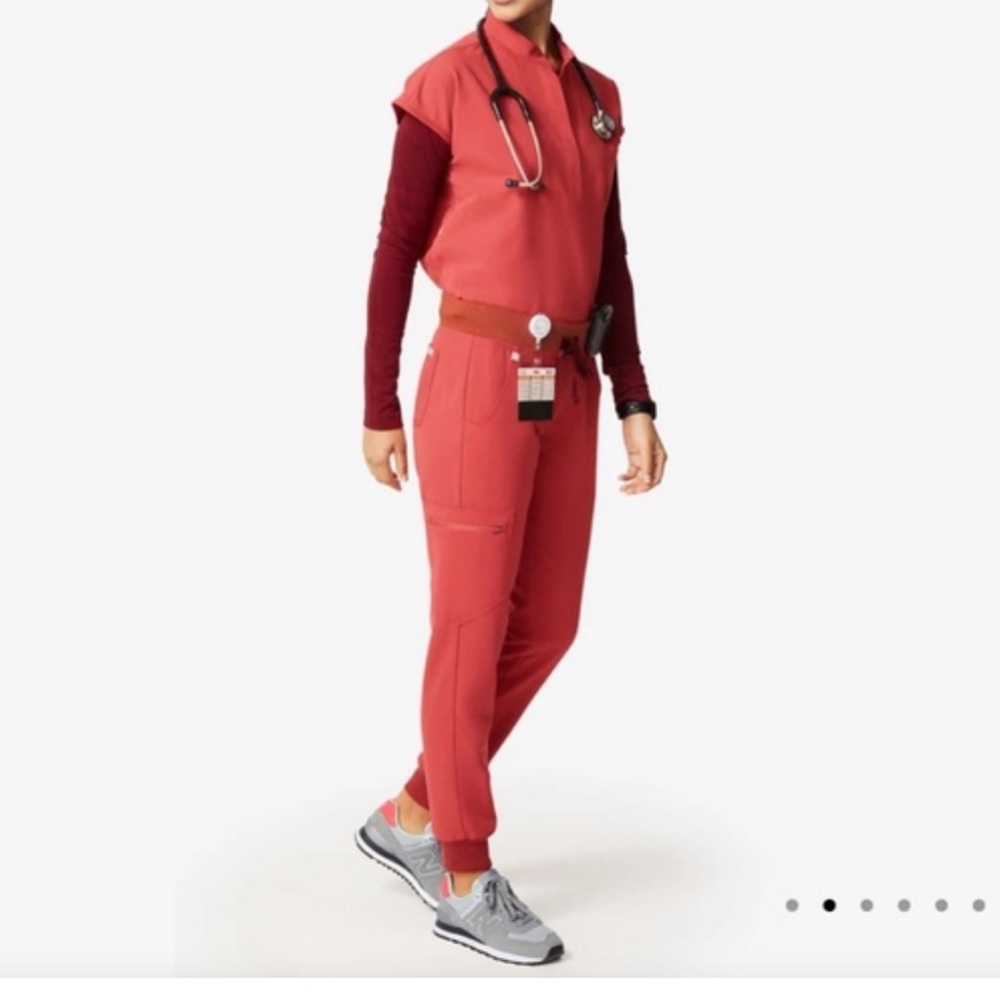 FIGS women’s scrubs set CLAY